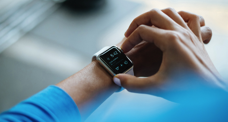 Personne vérifiant la montre