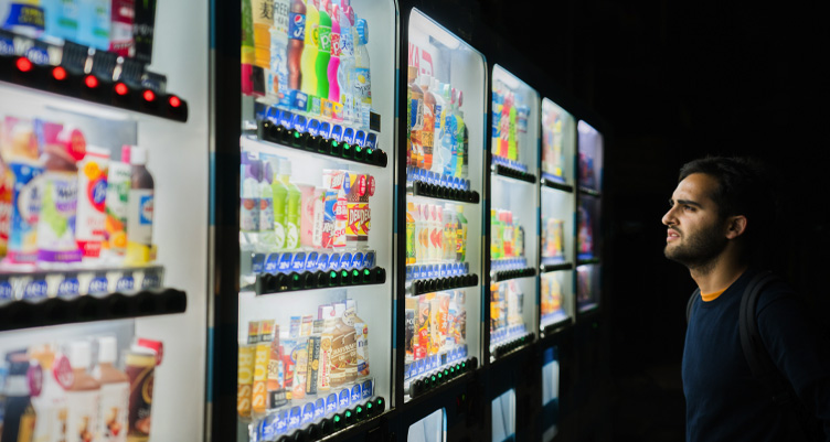 Personne regardant des boissons