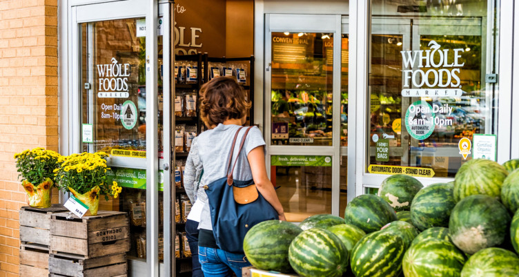Femme marchant dans Whole Foods