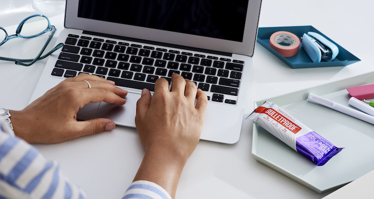 Barre de collagène enrobée de chocolat sur le bureau