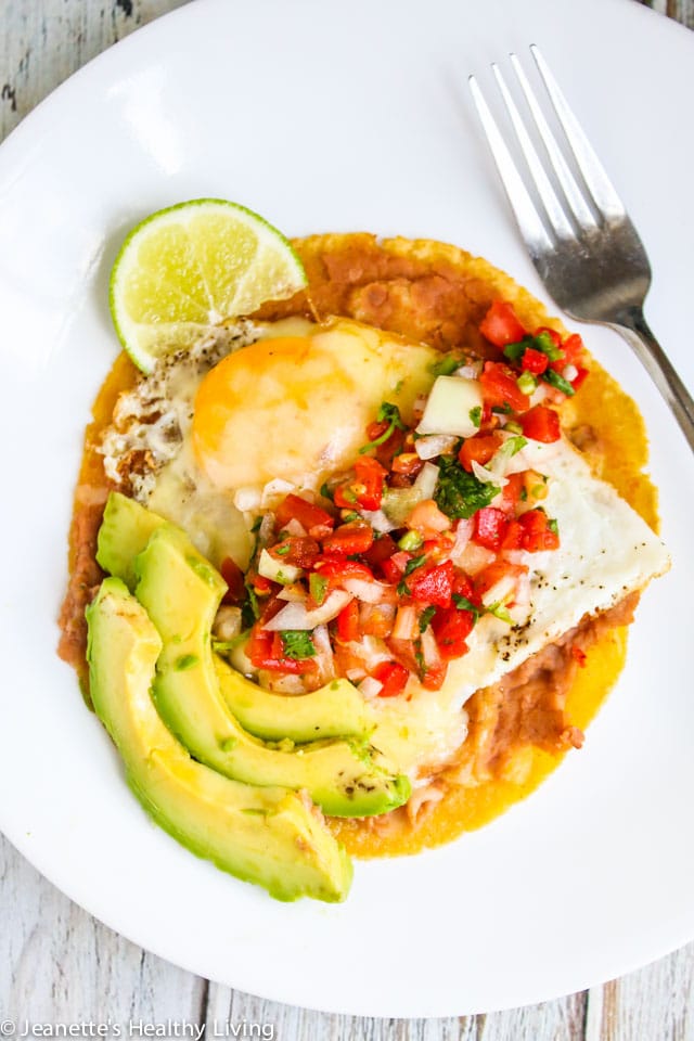 Cours accéléré de cuisine universitaire.  Apprenez à cuisiner sainement avec un petit budget, en préparant des huevos rancheros, des quesadillas et des bols à burrito en réutilisant les ingrédients.